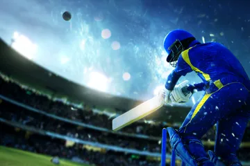 Uma mulher elegante ao lado de máquinas caça-níqueis vibrantes exibindo setes brilhantes, mostrando a variedade de slots no 7KBT.