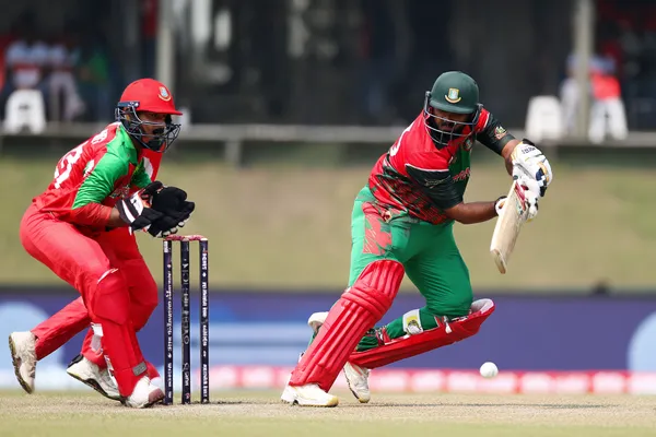 Uma imagem dramática de setes vencedores alinhados em um rolo de slot cercado por moedas douradas brilhantes, simbolizando grandes vitórias.