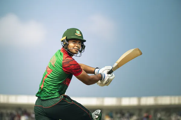 Um dealer confiante cercado por fichas de cassino convidando jogadores a acessar sua conta 7KBT, refletindo opções de login rápidas e fáceis.